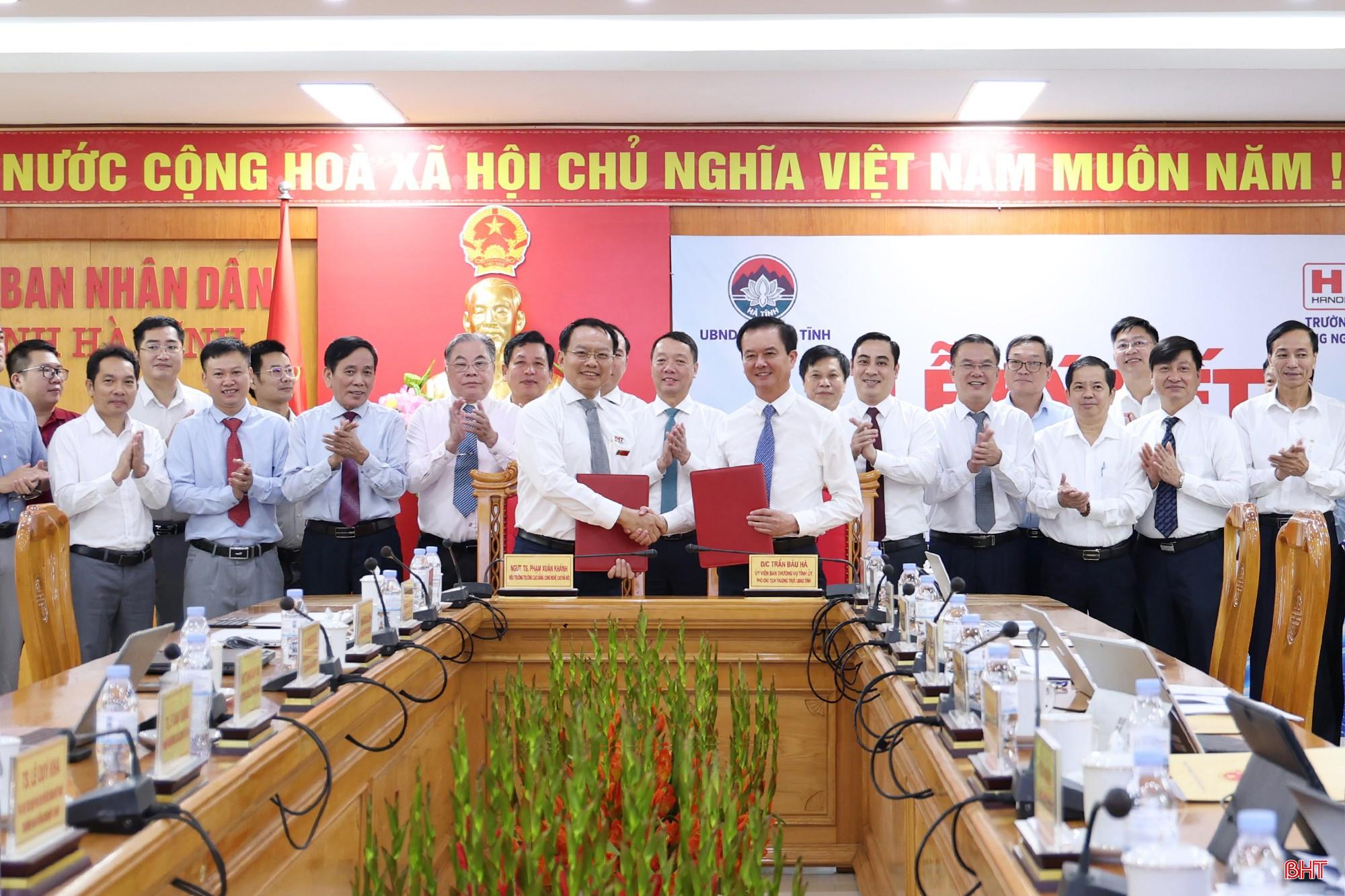 Hà Tĩnh và Trường Cao đẳng Công nghệ cao Hà Nội ký thỏa thuận hợp tác phát triển công nghệ số và chuyển đổi xanh